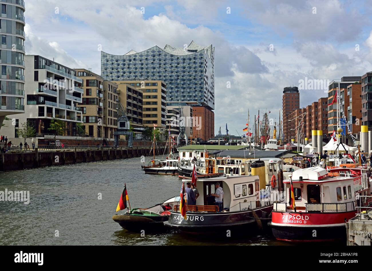 Germania, Amburgo, HafenCity, Sandtorhafen, architettura, edifici residenziali e uffici, navi storiche, vista sulle Elbphilharmonie Foto Stock