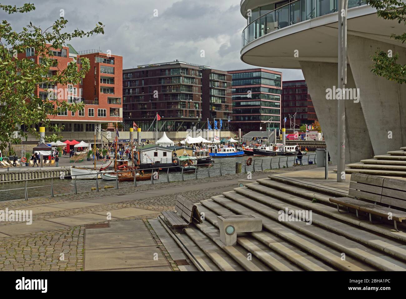Germania, Amburgo, HafenCity, Sandtorhafen, architettura, edifici residenziali e uffici, navi storiche, Foto Stock