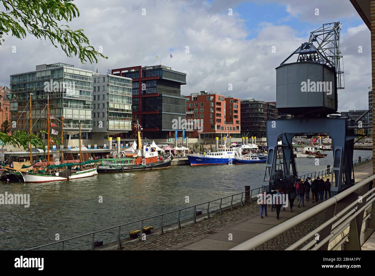 Germania, Amburgo, HafenCity, Sandtorhafen, architettura, edifici residenziali e uffici, navi storiche, Foto Stock