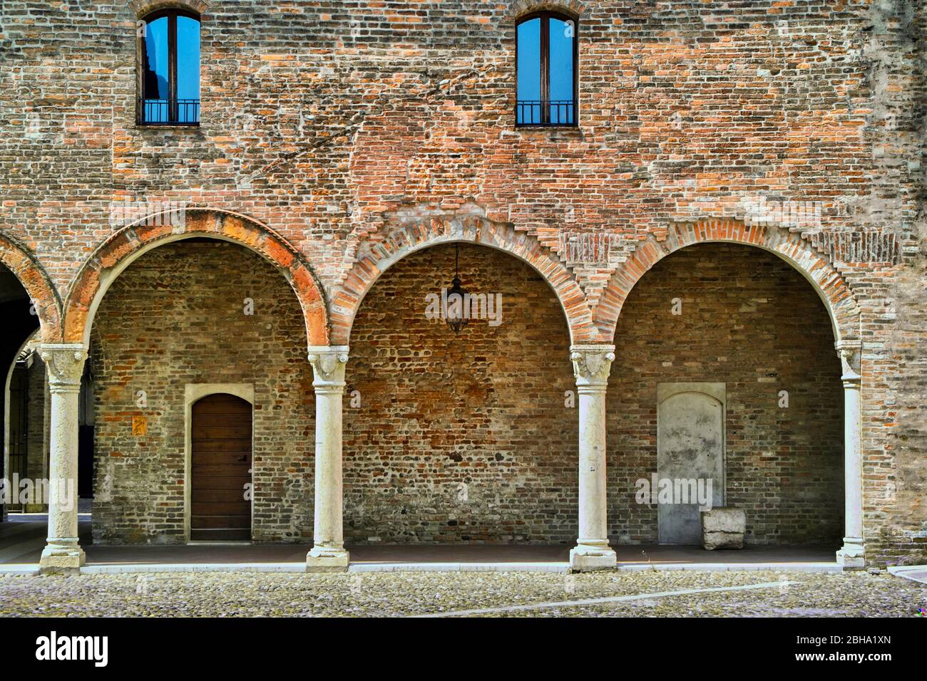 Parte residua del chiostro medievale perduto all'interno di piazza Leon Battista Alberti a Mantova. Foto Stock