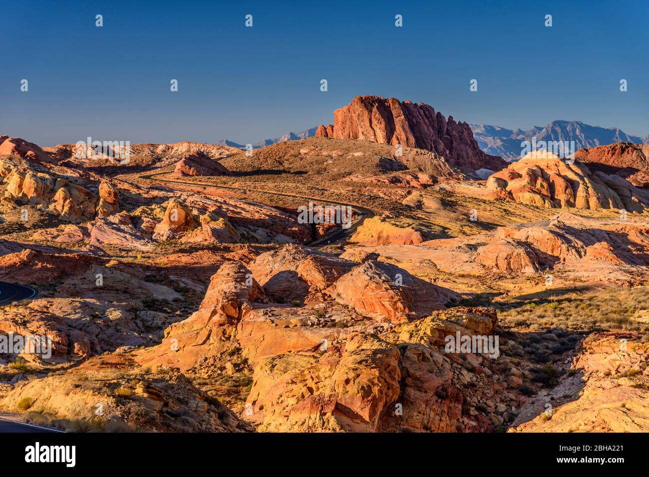 USA, Nevada, Clark County, Overton, Valley of Fire state Park, White Domes Scenic Byway mit Gibraltar Rock Foto Stock