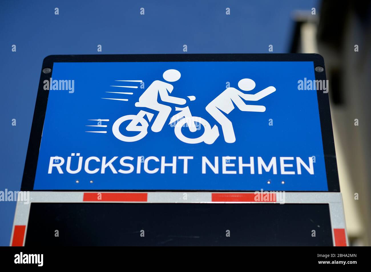 Scudo per ciclisti, prestare attenzione ai pedoni, Karlsruhe, Baden-Wurttemberg, Germania Foto Stock