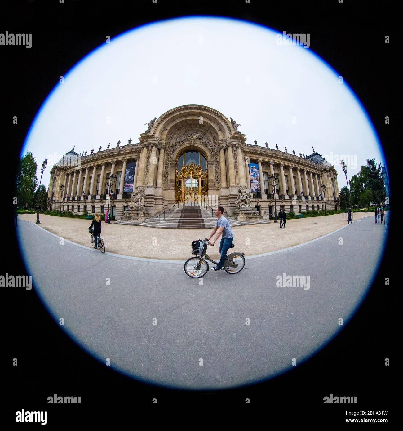 Ciclista di fronte al Petit Palais, Musee des Beaux-Arts de la Ville de Paris, Parigi, Francia Foto Stock