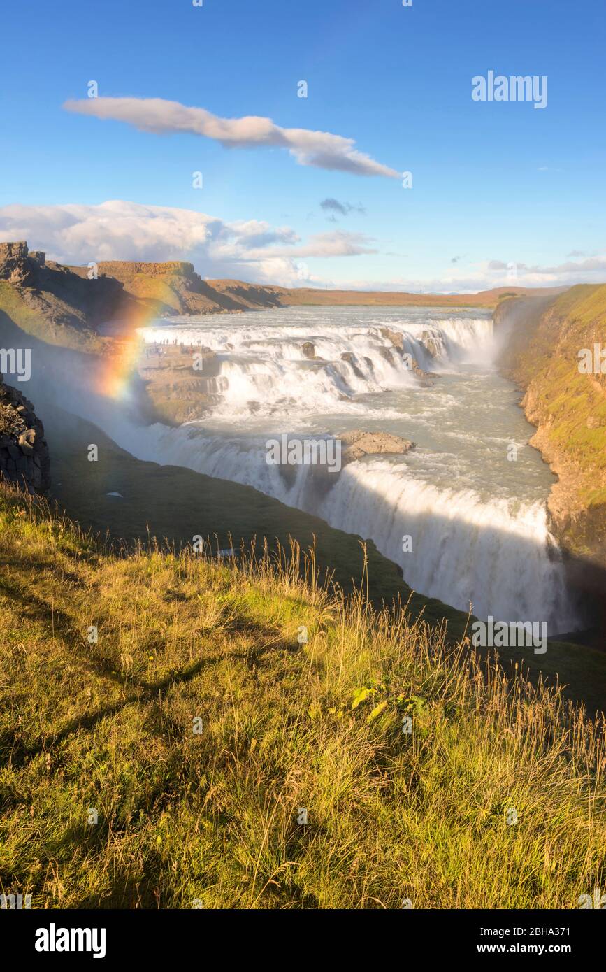 Gullfoss, Wasserfall, Kaskade, Regenbogen, Sommer, Klippen, Schlucht, Island, Europa Foto Stock