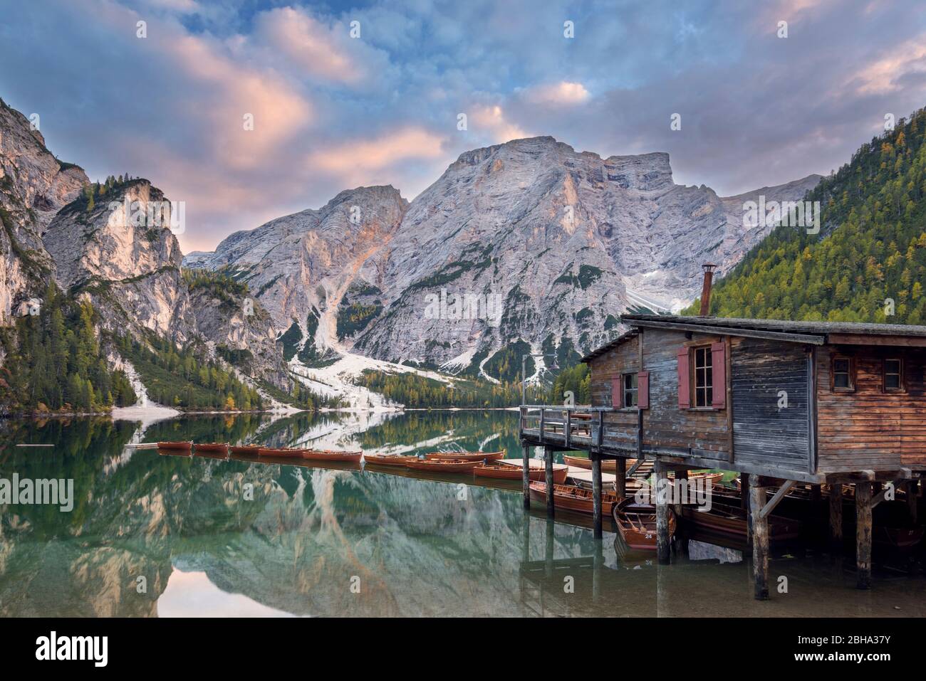 See, Berge, Hütte, Sonnenuntergang, Pragser Wildsee, Prags, Bolzano, Italien, Europa Foto Stock