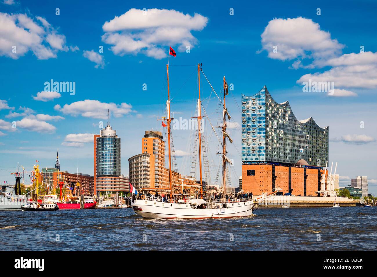 Porto di Amburgo, Germania con Elbphilharmonie Foto Stock