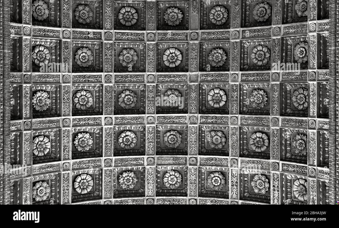 Volta a botte con caffè e decorazioni floreali tipiche di molte architetture rinascimentali italiane con forti riferimenti al classicismo. Foto Stock