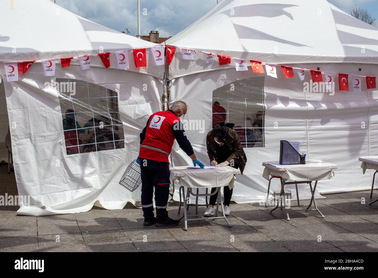 22 aprile 2020, Istanbul, Turchia: Persone che compilano il modulo di fronte alla tenda della Mezzaluna Rossa prima di donare sangue alla Mezzaluna Rossa turca. Foto Stock