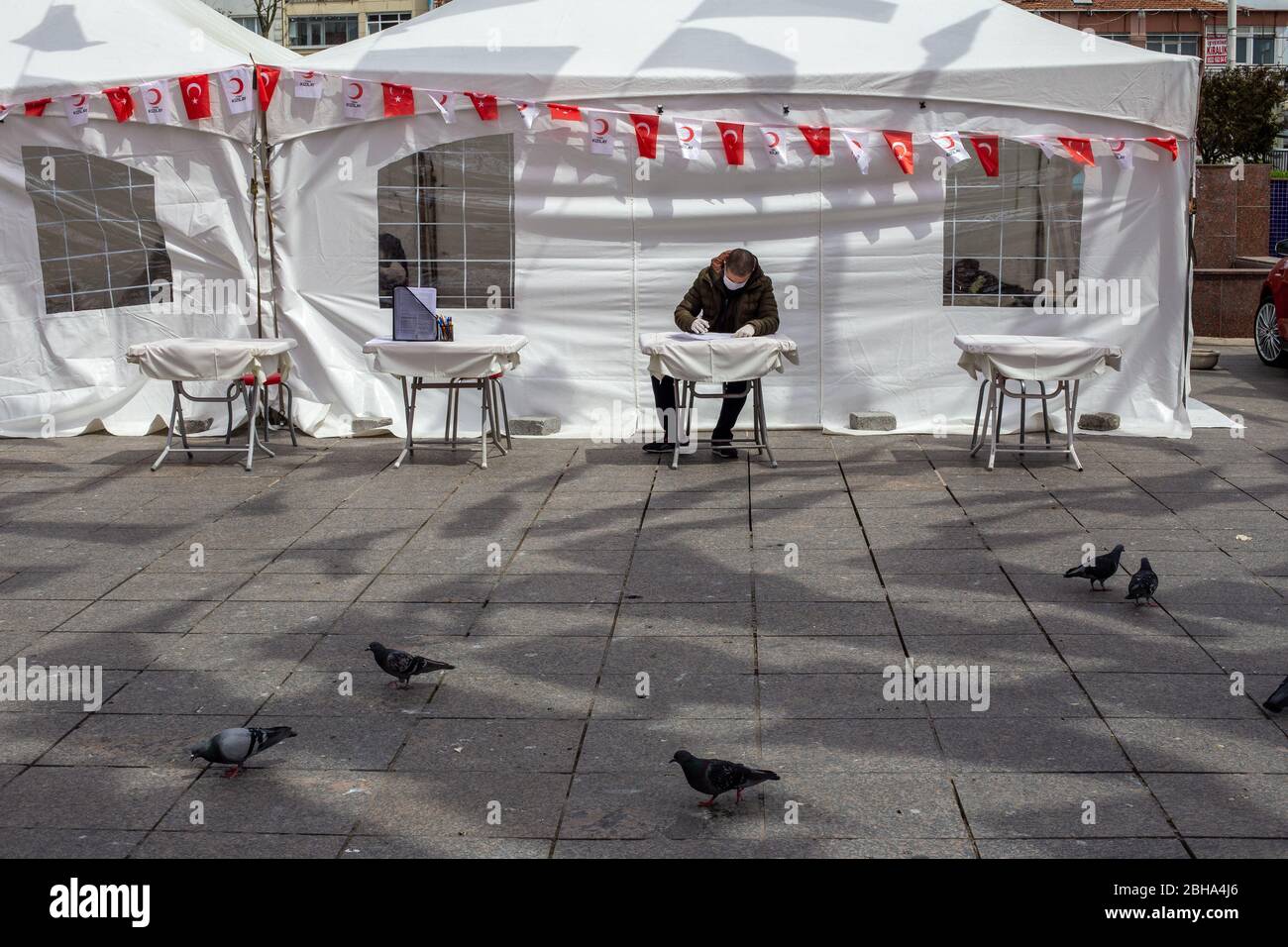 22 aprile 2020, Istanbul, Turchia: Persone che compilano il modulo di fronte alla tenda della Mezzaluna Rossa prima di donare sangue alla Mezzaluna Rossa turca. Foto Stock