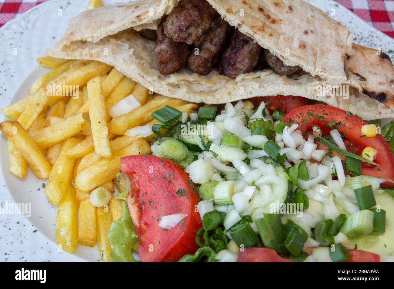 L'Europa, Bosnia e Erzegovina, Medjugorje. Cevapcici e verdure. Cibo popolare dei Balcani Foto Stock