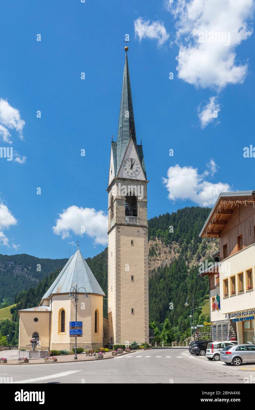 Selva di Cadore, la Parrocchiale di San Lorenzo e la Piazza Comunale, Belluno, Veneto, Italia Foto Stock
