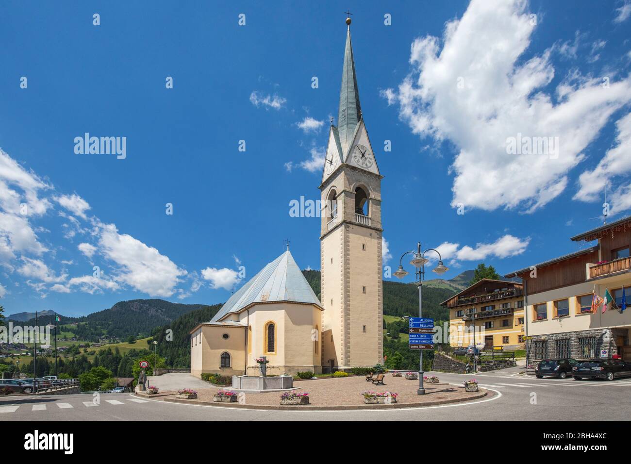 Selva di Cadore, la Parrocchiale di San Lorenzo e la Piazza Comunale, Belluno, Veneto, Italia Foto Stock