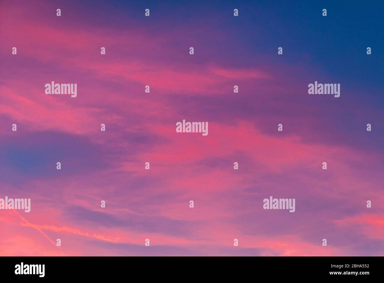 Nuvole rosa nel cielo di sera, al tramonto, Germania, Europa Foto Stock