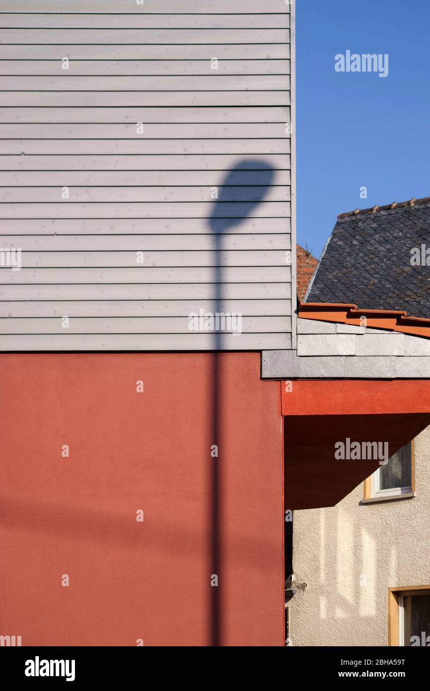 Una lanterna ombra su un marrone facciata lucida con tavole di legno decorazione. Foto Stock