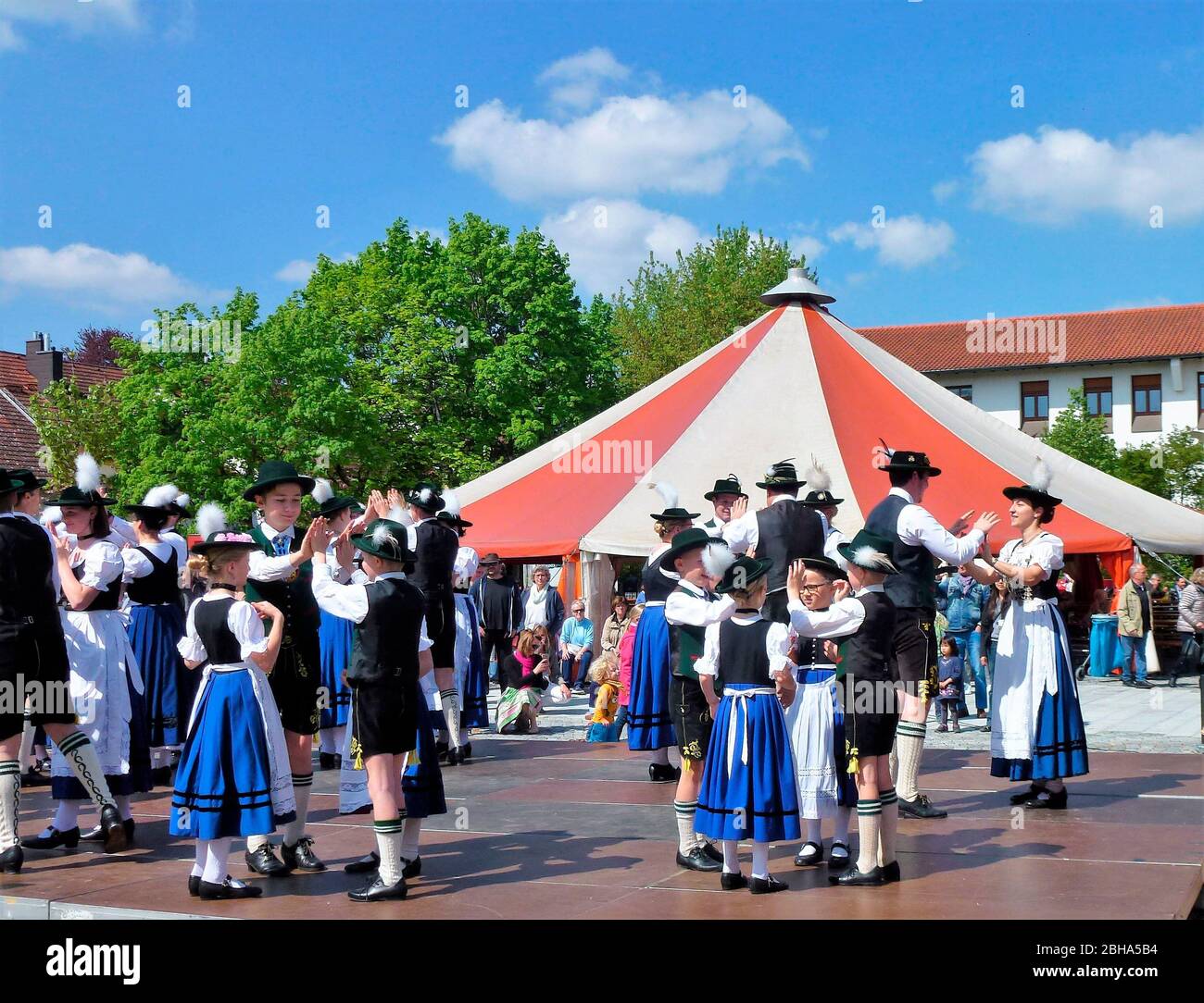 Germania, alta Baviera, Planegg, Market Place, Maitanz, gruppo di danza popolare 'Almröslein' Foto Stock