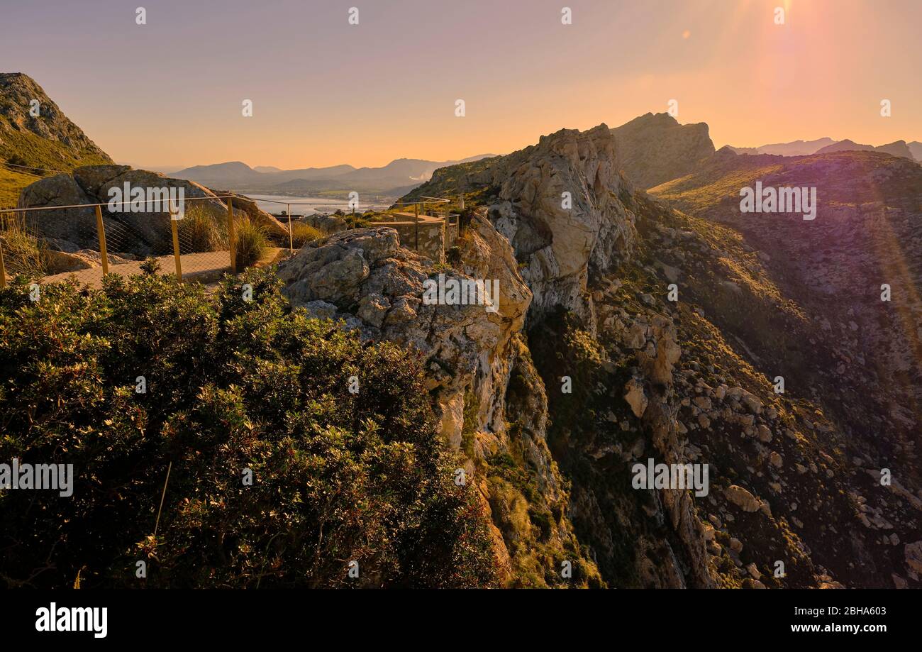 Paesaggio e scogliere della penisola Formentor dal punto di vista Mirador del Mal Pas, chiamato anche Mirador d'es Colomer, Maiorca, Isole Baleari, Spagna Foto Stock