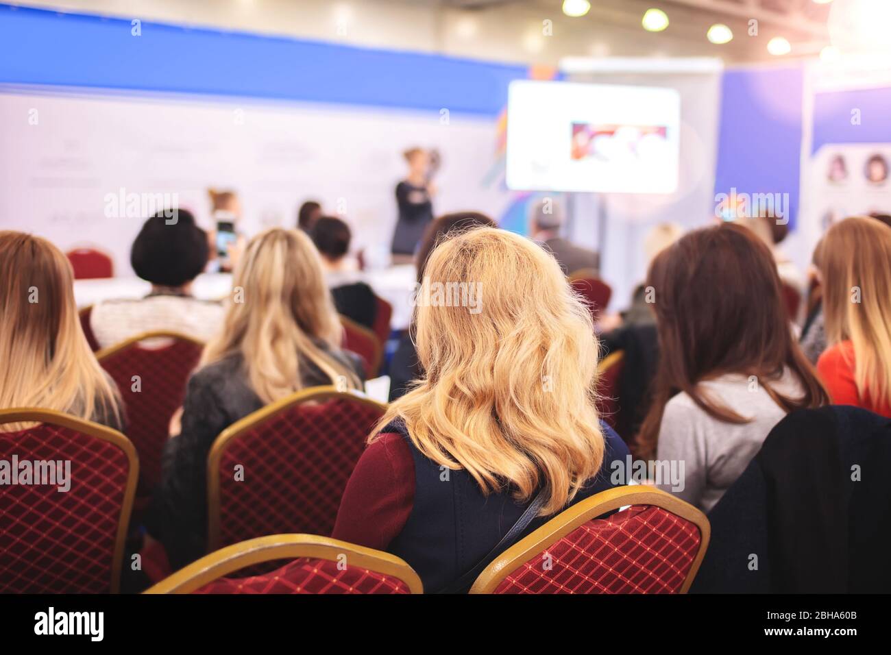 Donna d'affari e persone in ascolto sulla conferenza. L'immagine orizzontale Foto Stock
