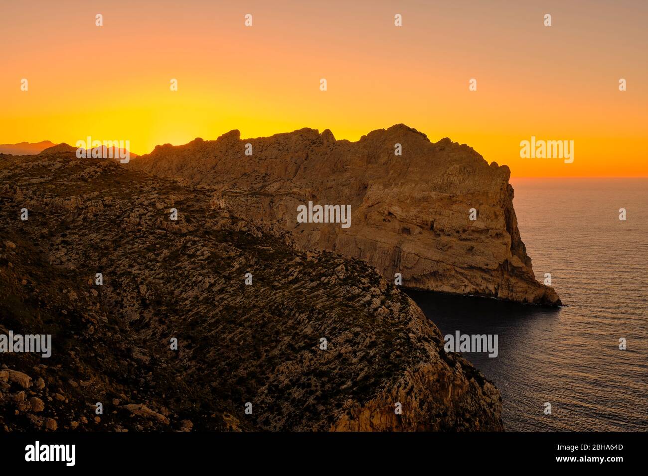 Paesaggio e scogliere della penisola Formentor dal punto di vista Mirador del Mal Pas, chiamato anche Mirador d'es Colomer, Maiorca, Isole Baleari, Spagna Foto Stock