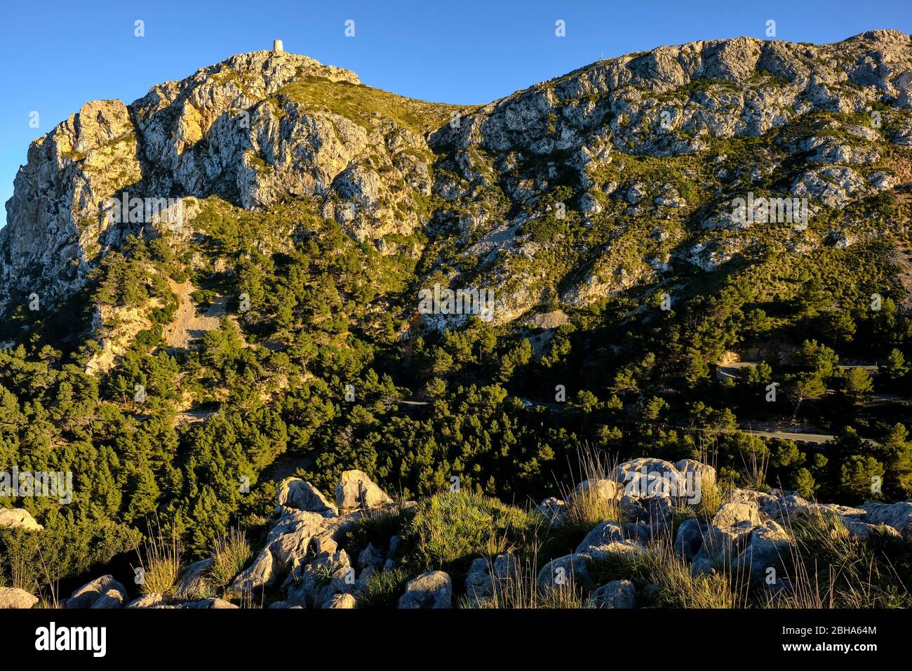 Paesaggio e scogliere della penisola Formentor dal punto di vista Mirador del Mal Pas, chiamato anche Mirador d'es Colomer, Maiorca, Isole Baleari, Spagna Foto Stock