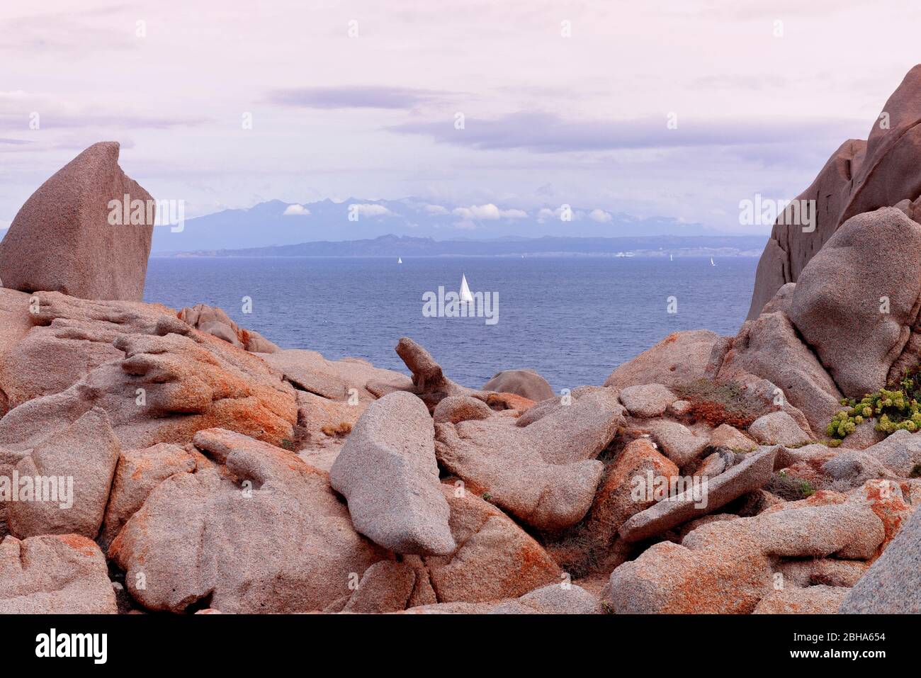 Paesaggio roccioso a Capo testa a Santa Teresa Gallura con vista sull'isola di Corsica, sul Mar Mediterraneo, sulla provincia di Olbia-Tempio, sulla Sardegna, Italia Foto Stock