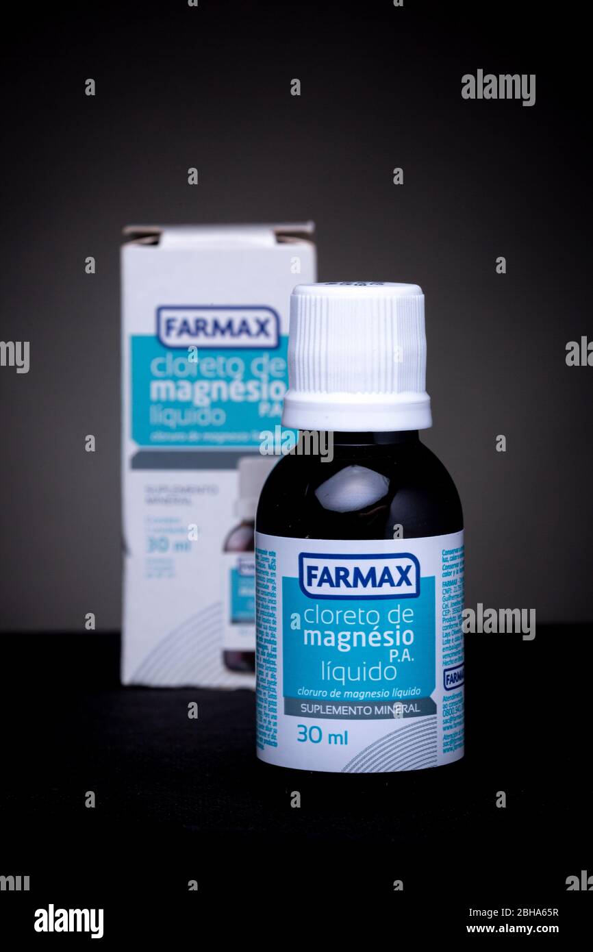 Piccola bottiglia di cloruro di magnesio in forma cristallina da mescolare con acqua e assumere come integratore alimentare antiossidante. Prodotto Farmax low-key ancora Foto Stock