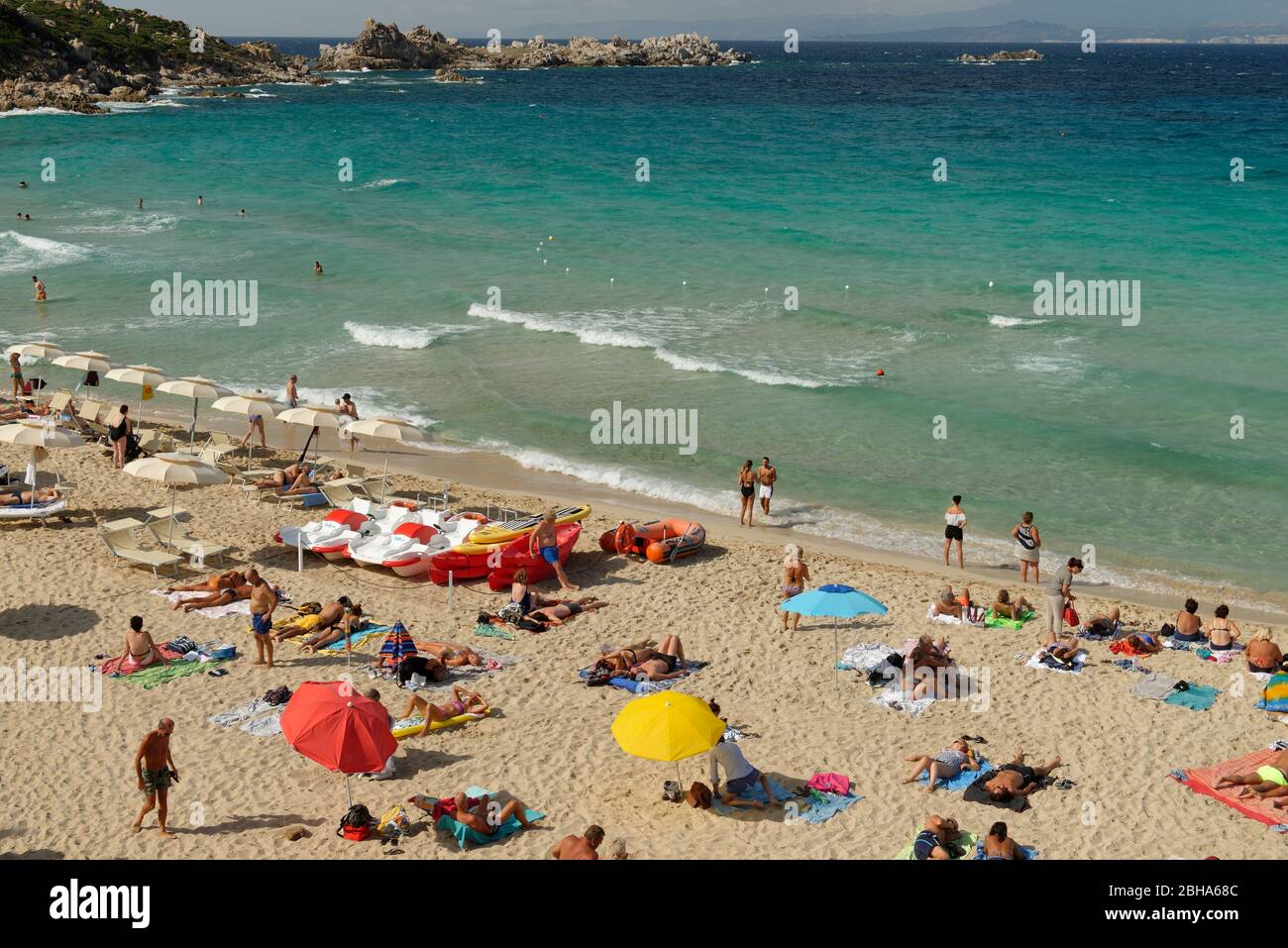 Vista sulla spiaggia di Rena Bianca a Santa Teresa di Gallura, provincia Olbia-Tempio, Mar Mediterraneo, Sardegna, Italia Foto Stock
