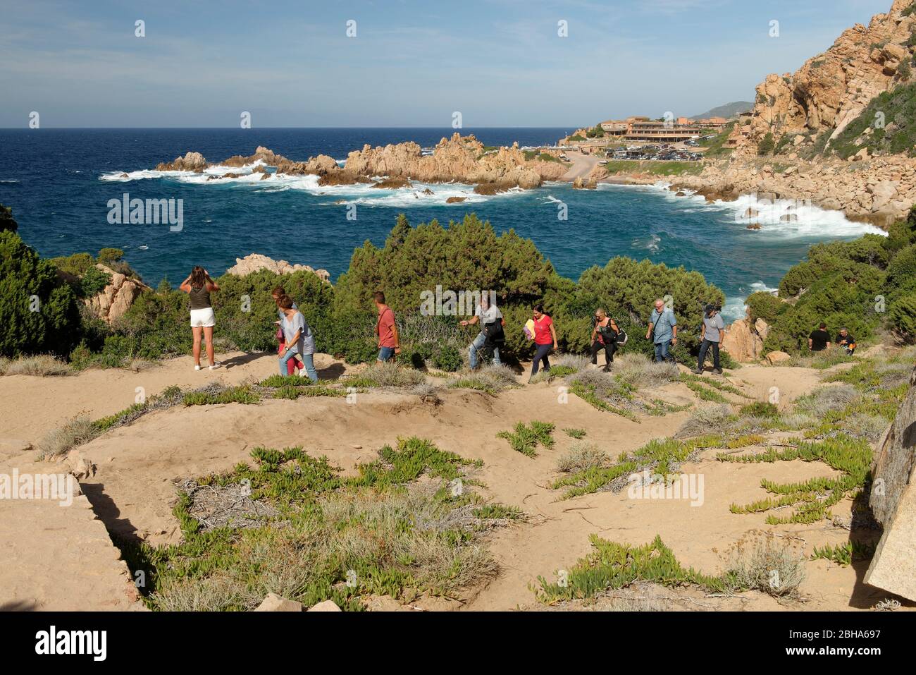 Sentiero per la spiaggia di li Cossi con vista sul paesaggio costiero, Costa Paradiso, provincia Olbia-Tempio, Mar Mediterraneo, Sardegna, Italia Foto Stock