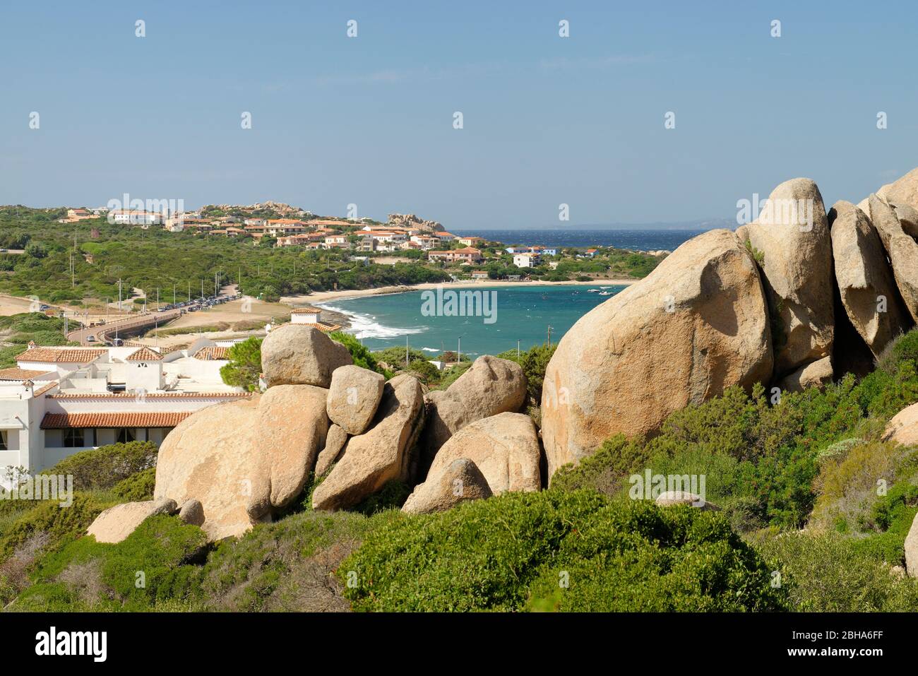 Vista sulla baia di Santa Reparata e Capo testa a Santa Teresa Gallura, provincia Olbia-Tempio, Mar Mediterraneo, Sardegna, Italia Foto Stock