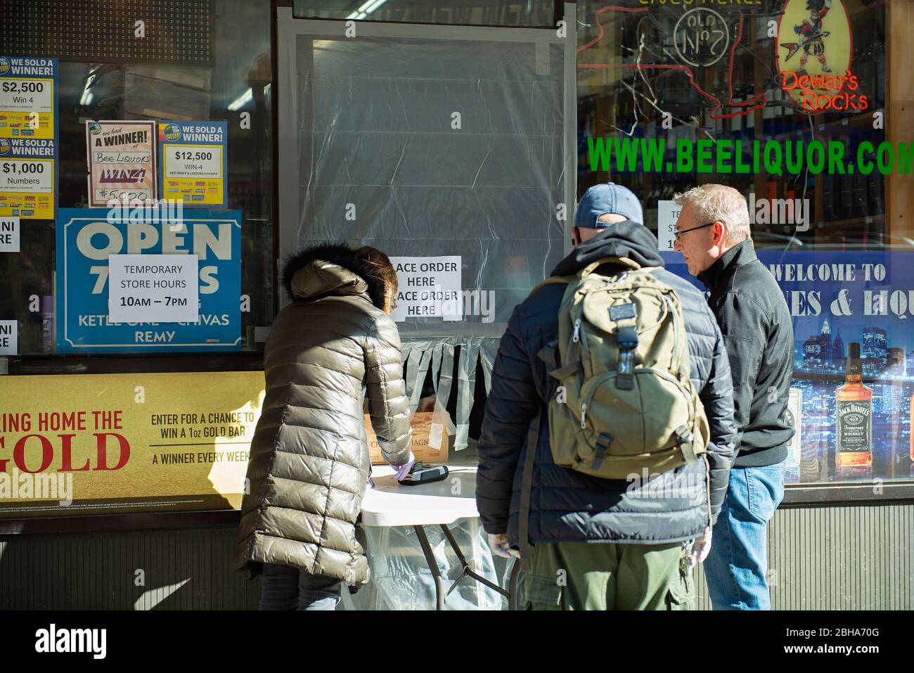 Un negozio di Bee liquor a New York City che offre servizio di take out durante la pandemia COVID 19. Foto Stock