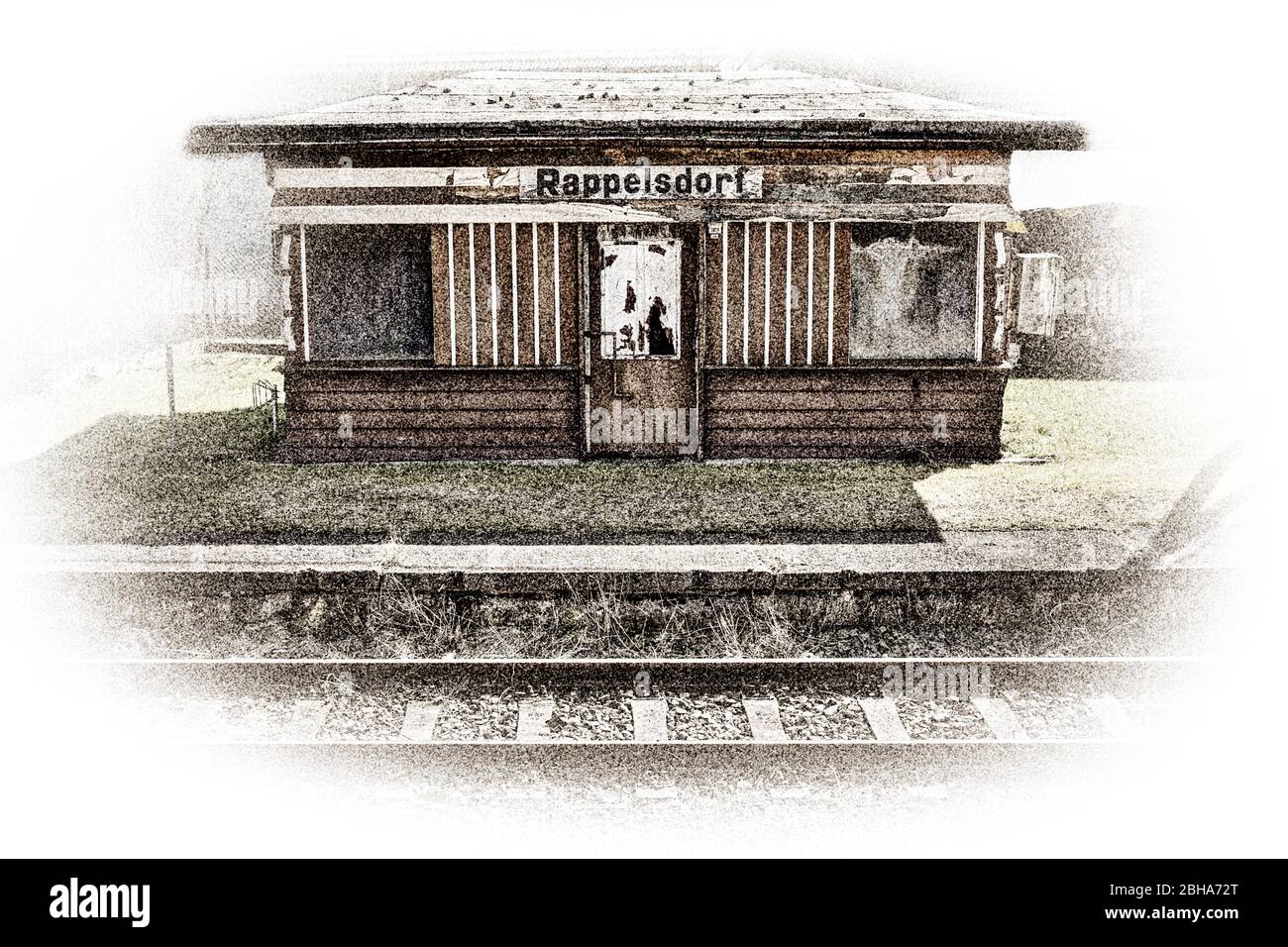 Pista, piattaforma, casa, facciata, firma della stazione, affissioni, digitale edito, High Key, RailArt Foto Stock