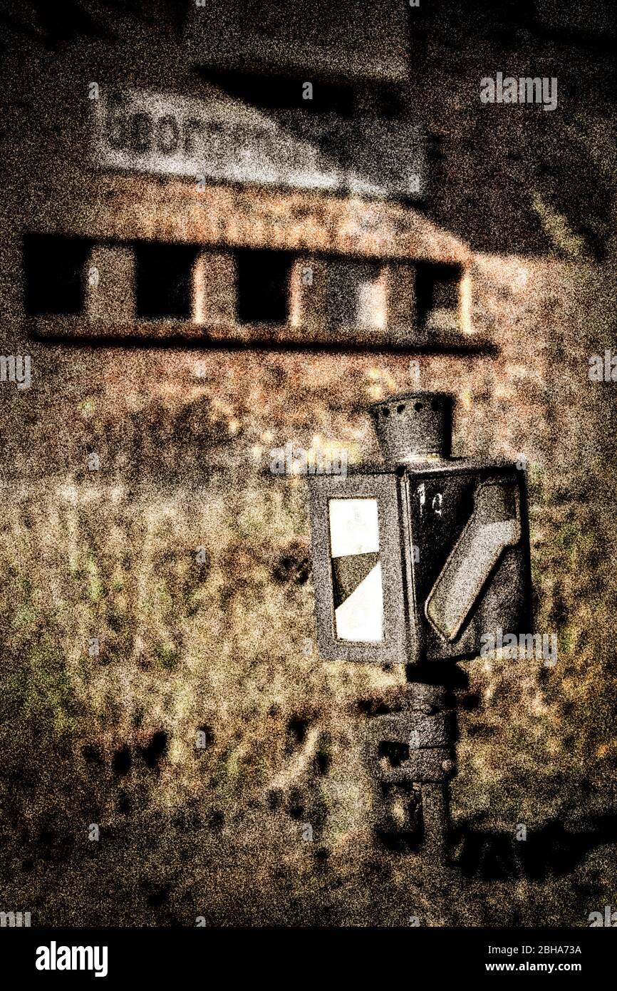 Cambia lanterna, pista, erba, ferale, muro, firma della stazione, elaborato digitalmente, RailArt Foto Stock