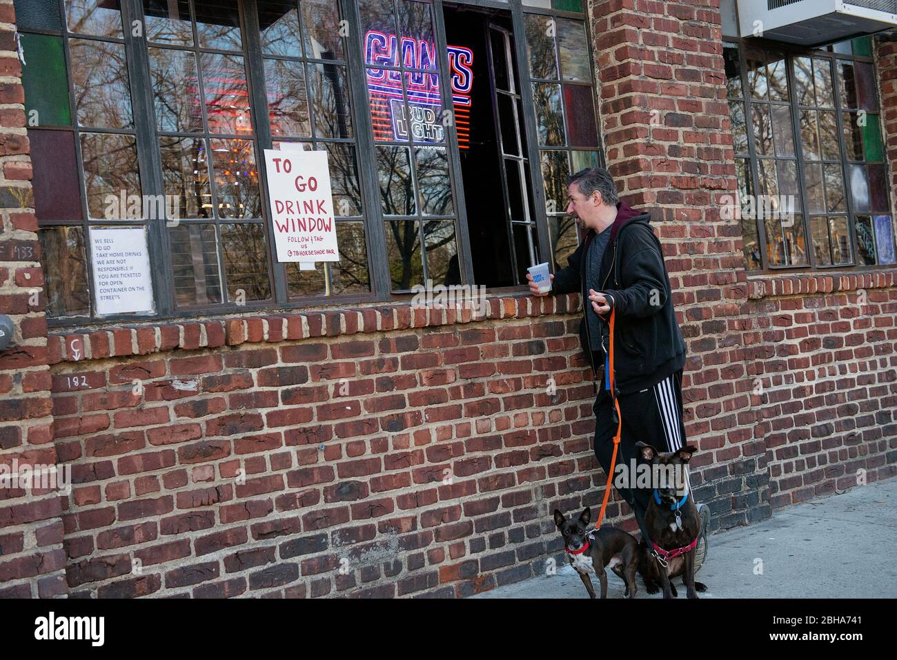 Finestra To Go drink a New York City durante la pandemia COVID 19. Foto Stock