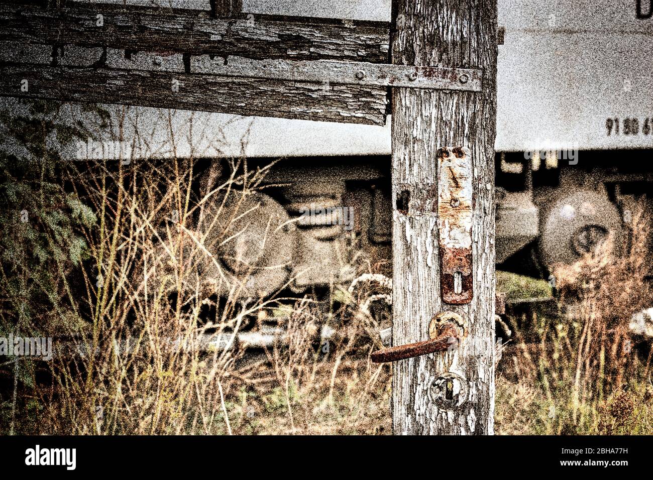 Resti di una porta, maniglia della porta arrugginita, erbacce, un carrello di atterraggio locomotiva, elaborato digitalmente, RailArt Foto Stock