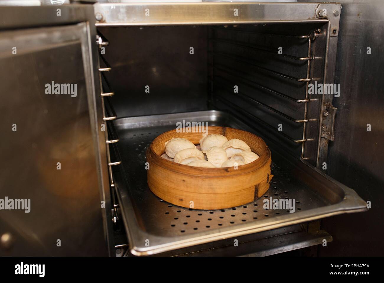 Gnocchi di cottura. Foto Stock