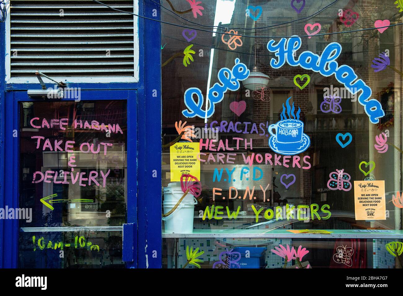 Una finestra di ristorante a New York City durante la pandemia COVID 19. Foto Stock