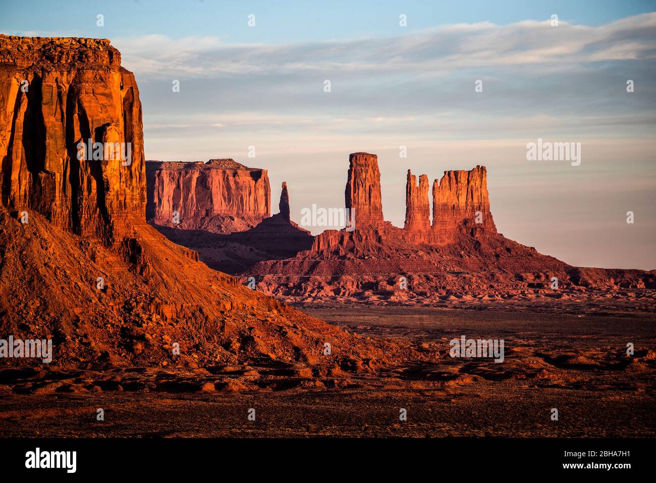 Paesaggio desertico con formazioni rocciose di butte, Monument Valley, Utah, USA Foto Stock