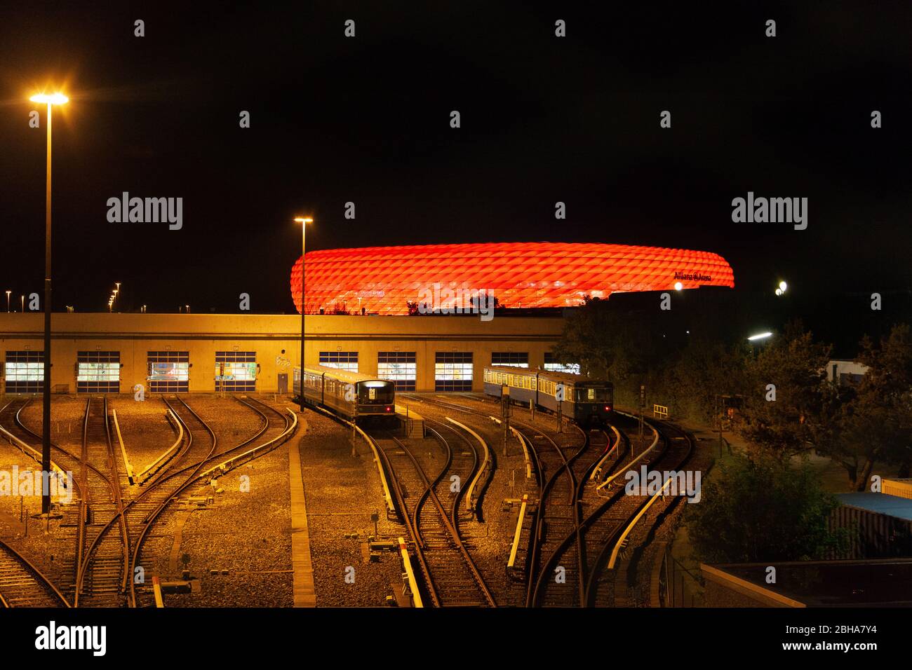 05-03-2016 Monaco / Germania - Allianz Arena, stadio della squadra di calcio del Bayern Monaco vicino alla stazione ferroviaria Foto Stock