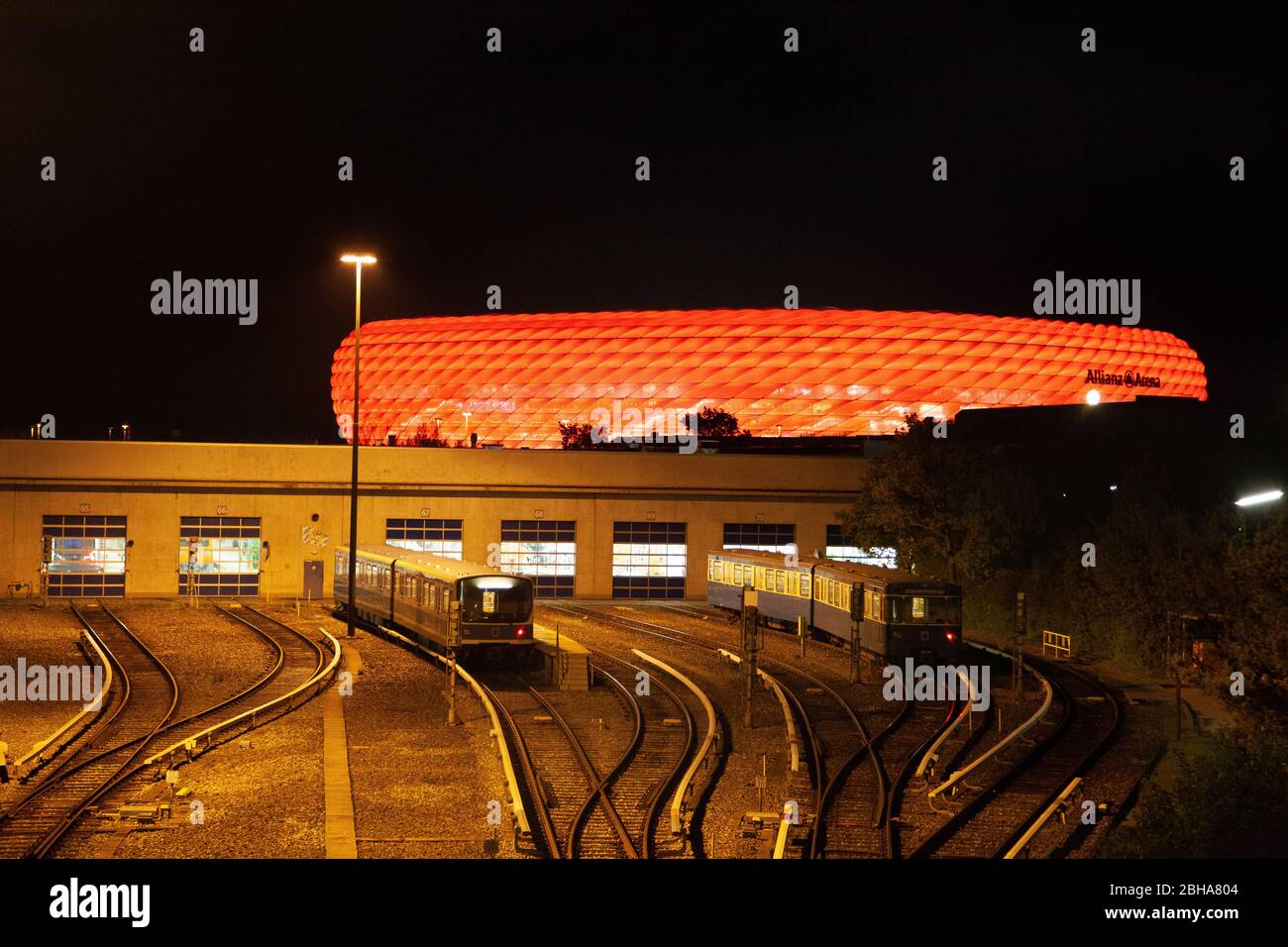05-03-2016 Monaco / Germania - Allianz Arena, stadio della squadra di calcio del Bayern Monaco vicino alla stazione ferroviaria Foto Stock