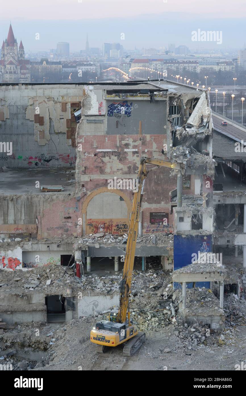 Vienna, Vienna: Demolizione di edifici (ex cinema) con demolitore nel 22. Donaustadt, Vienna, Austria Foto Stock