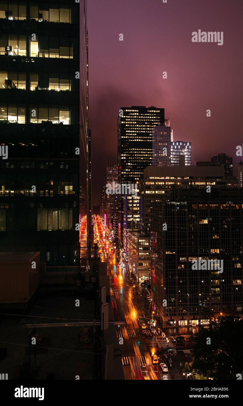 Guardando la 6th Avenue di notte a New York City Foto Stock