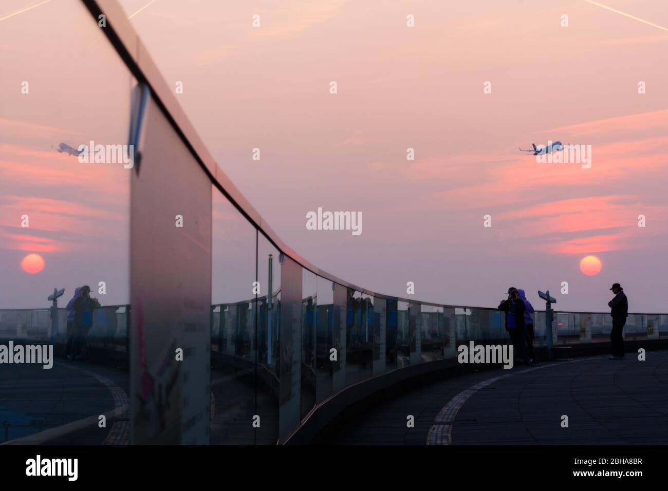 Vienna aeroporto di Vienna, terrazza visitatori, Plainsotter, aereo al decollo Foto Stock