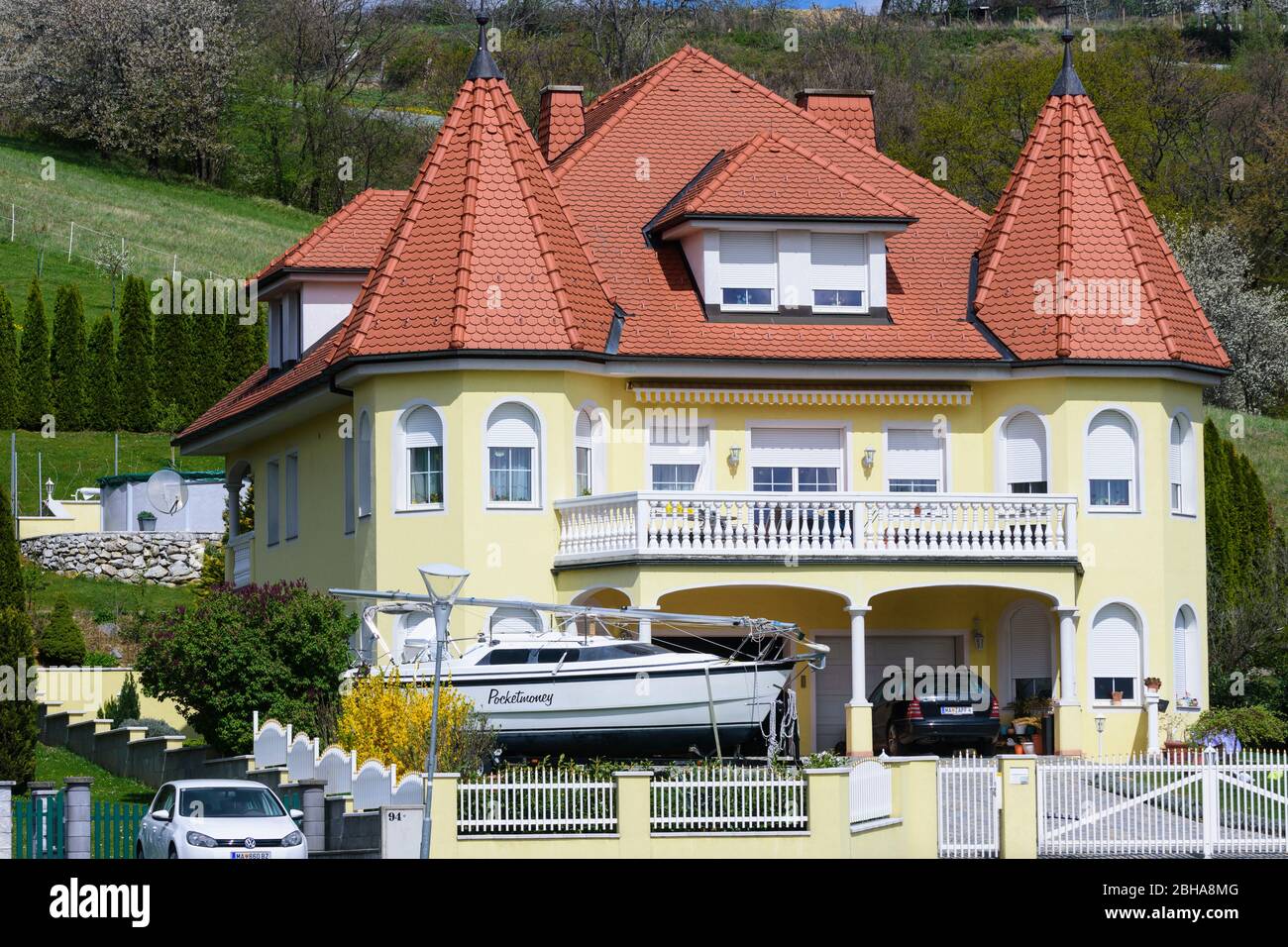 Forchtenstein: villa, yacht, auto Mercedes, Pocketmoney, ricchezza, cliché in Neusiedler See (lago di Neusiedl), Burgenland, Austria Foto Stock