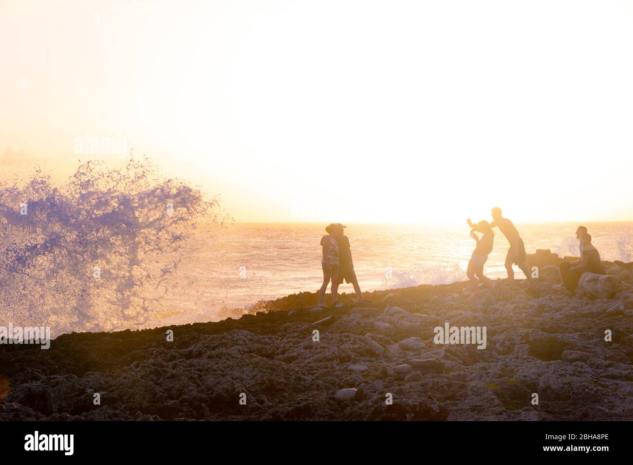 Grande gruppo di turisti in famiglia che scattano foto al Grand Cayman Blowholes Foto Stock