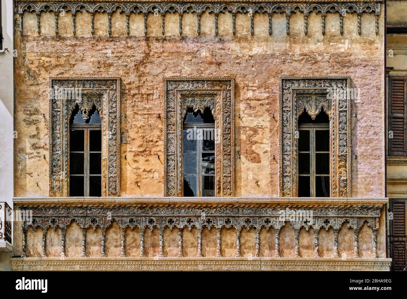 Particolare della Casa del Mercante, XV secolo, in stile gotico veneziano a Mantova, Lombardia, Italia. Foto Stock