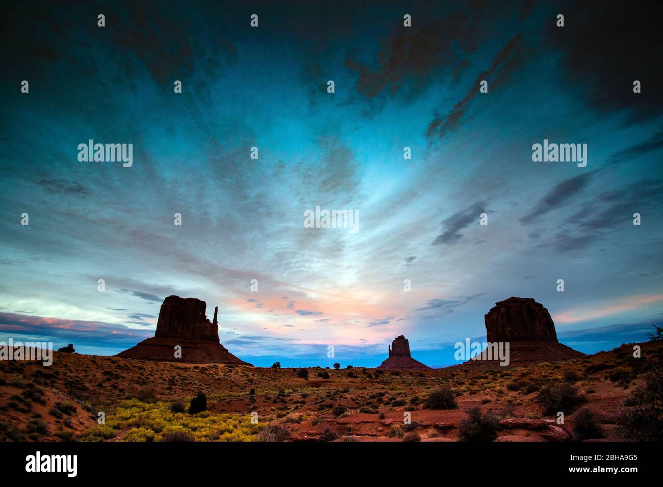 Le formazioni rocciose di Mittens butte nel deserto, Monument Valley, Utah, USA Foto Stock