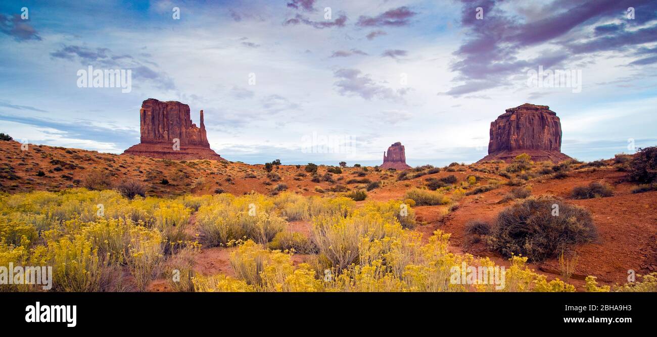 Le formazioni rocciose di Mittens butte nel deserto, Monument Valley, Utah, USA Foto Stock