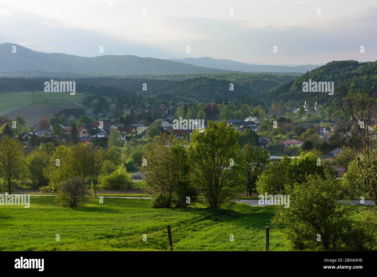Hernstein: Vista su Hernstein a Wienerwald, boschi di Vienna, bassa Austria, bassa Austria, Austria Foto Stock
