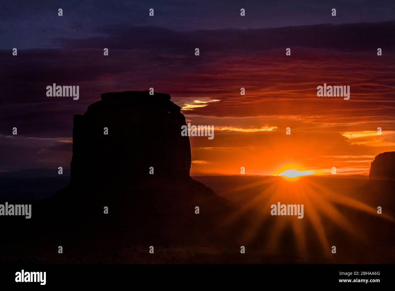 Le formazioni rocciose di Mittens butte nel deserto al tramonto, Monument Valley, Utah, USA Foto Stock
