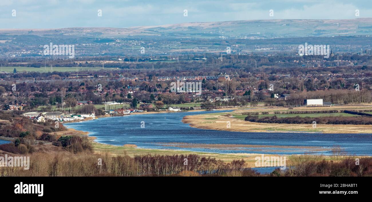 Teleobiettivo attraverso l'estuario del Mersey fino al Fiddler's Ferry, Warrington e Pennines dal Castello di Halton a Runcorn Foto Stock