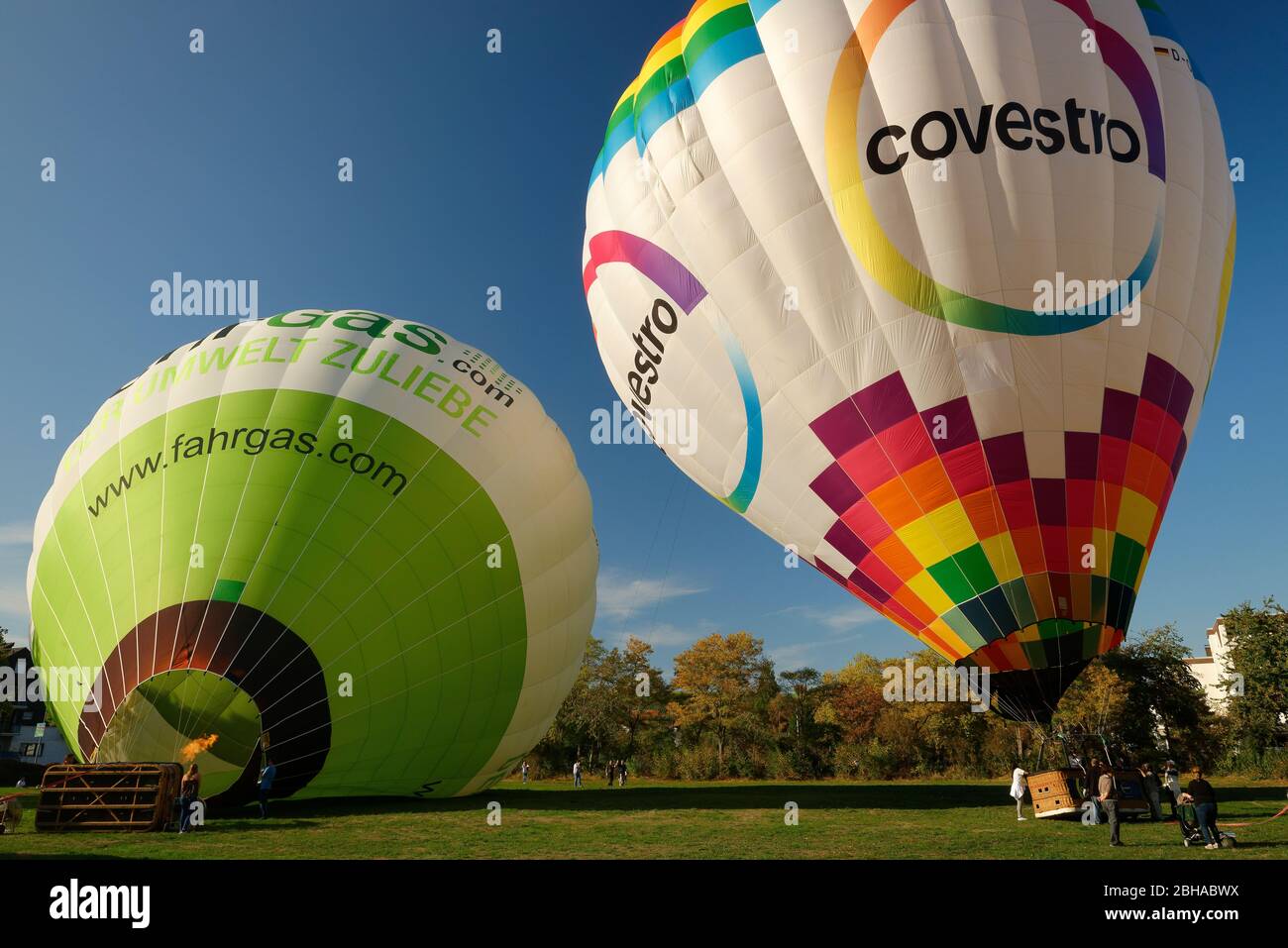 Lancio di due palloncini ad aria calda sul sito di lancio di Bad Neuenahr-Ahrweiler, Valle Ahr, Renania-Palatinato, Germania Foto Stock